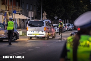 policjanci pełnią służbę w rejonie stadionu żużlowego