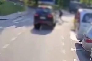 samochód uderza w pieszego
