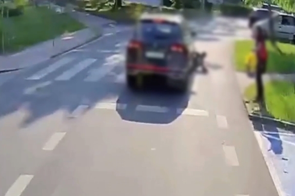 samochód uderza w pieszego
