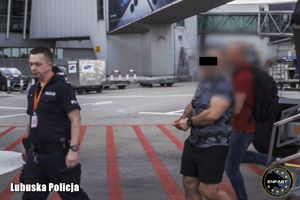 Mężczyzna  transportowany przez policjantów.