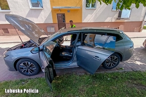 policjant prowadzi oględziny samochodu