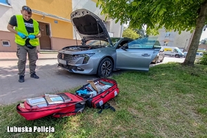 policjant prowadzi oględziny samochodu
