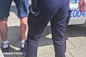 policjant prowadzi podejrzanego