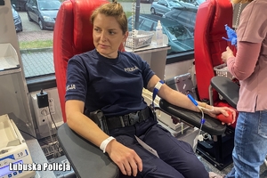 policjantka w krwiobusie