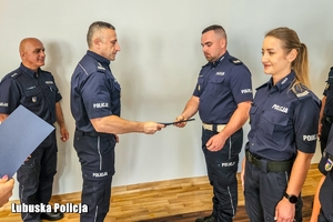 inspektor Czebreszuk gratuluje policjantom