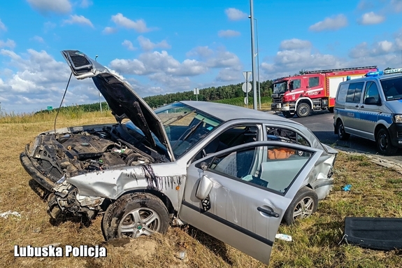 zniszczone auto na poboczu drogi