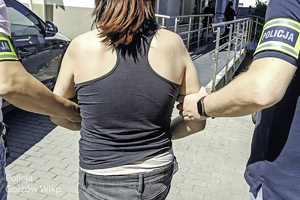 policjanci prowadzą kobietę