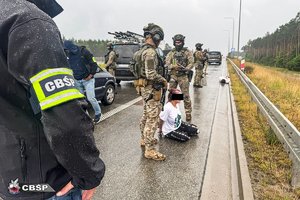 kontrterroryści zatrzymali kobietę na drodze ekspresowej