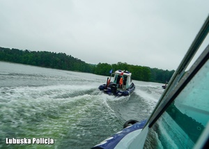 Policjanci podczas ćwiczeń na wodzie