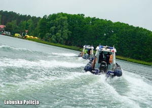 Policjanci podczas ćwiczeń na wodzie