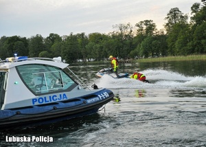 Policjanci podczas ćwiczeń na wodzie