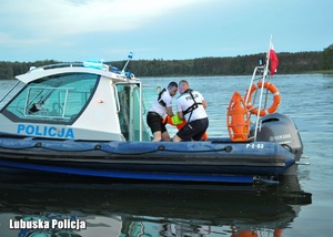 Policjanci podczas ćwiczeń na wodzie