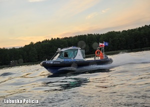 Policjanci podczas ćwiczeń na wodzie