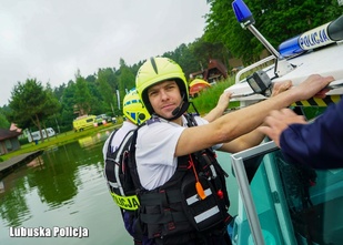 Policjanci podczas ćwiczeń na wodzie