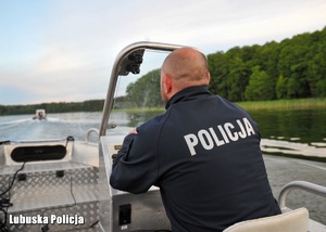 Policjant podczas ćwiczeń na wodzie