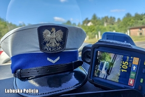 na podszybiu auta leży czapka policyjna i urządzenie pomiarowe