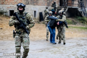 Policyjny kontrterroryści podczas ćwiczeń
