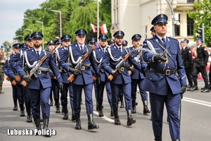 Policjanci w galowych mundurach