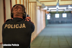 Policjant na strzelnicy