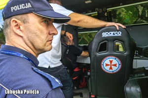 policjant przy centrum dowodzenia
