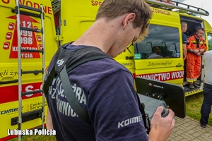 mężczyzna obsługuje drona