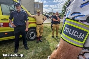 mundurowi na miejscu poszukiwań