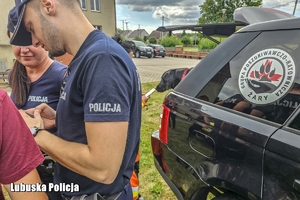mundurowi na miejscu poszukiwań