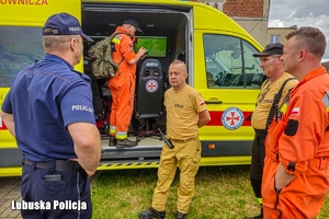 mundurowi na miejscu poszukiwań