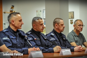 Policjanci i wojewoda