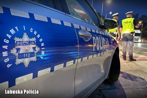 Radiowóz i policjanci