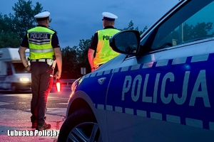 Radiowóz i policjanci