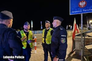 Policjanci stojący przy przejściu granicznym