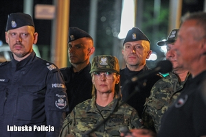 Policjanci i Komendt Nadodrzańskiego Oddziału Straży Granicznej
