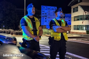 Policjanci stojący przy przejściu granicznym