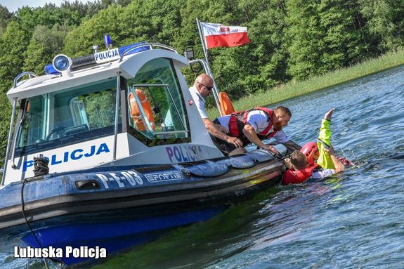 policjanci pełnią służbę na wodzie