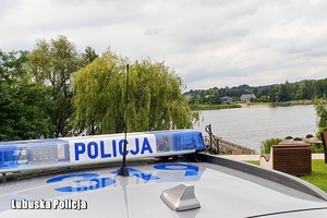 radiowóz przy akwenie