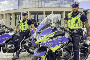 policjanci przy motocyklach