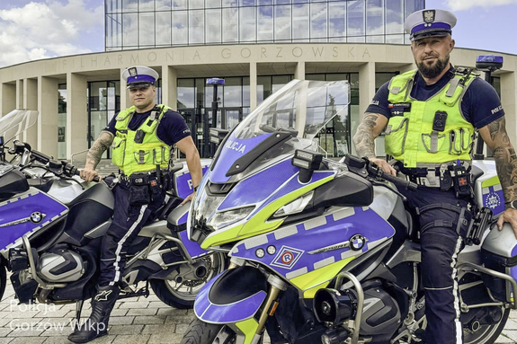 policjanci przy motocyklach