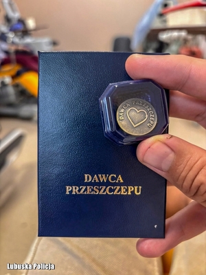 osoba trzyma książeczkę dawcy szpiku