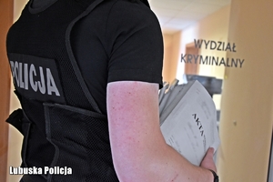 policjant niesie akta