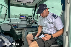policjant wypełnia dokumenty