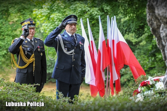 mundurowi oddają honor przy pomniku