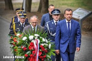 delegacja składa kwiaty przy pomniku