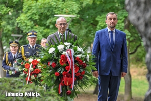 delegacja składa kwiaty przy pomniku