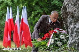 Wojewoda Lubuski  składa kwiaty przy pomniku