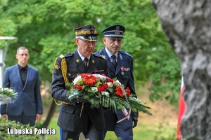 mundurowi oddają honor przy pomniku