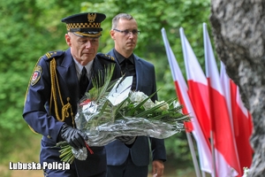 delegacja składa kwiaty przy pomniku