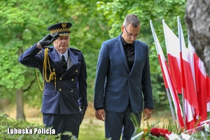 mundurowi oddają honor przy pomniku