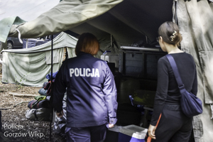 policjantka kontroluje obozowisko