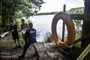 policjantka kontroluje obozowisko